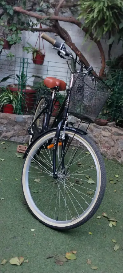 Bicicleta urbana negra con canasto - miniatura 5