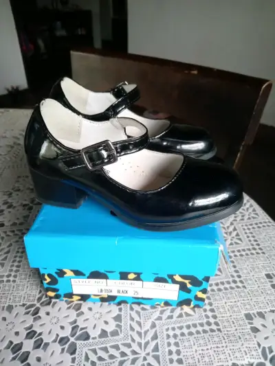 Zapatos de charol negro talla 25 para niña - miniatura 1