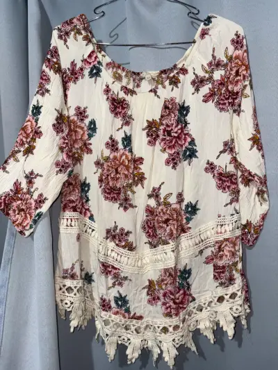 Blusa floreada AZIZ talla XL - miniatura 1
