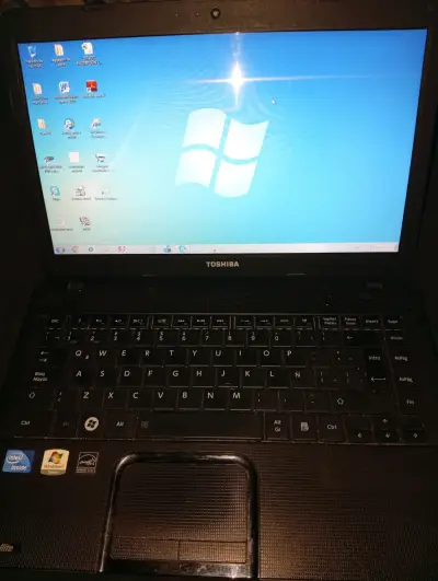 Portátil Toshiba con Windows 7 - miniatura 1
