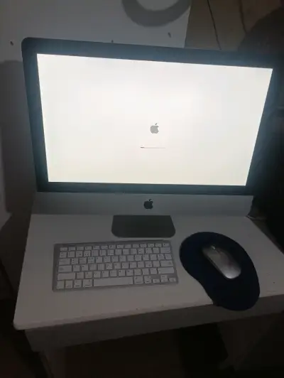 iMac con teclado y mouse - miniatura 1