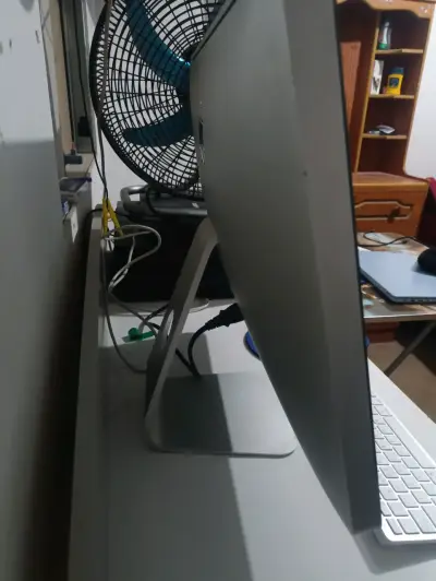 iMac con teclado y mouse - miniatura 2