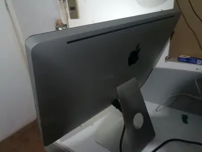 iMac con teclado y mouse - miniatura 3