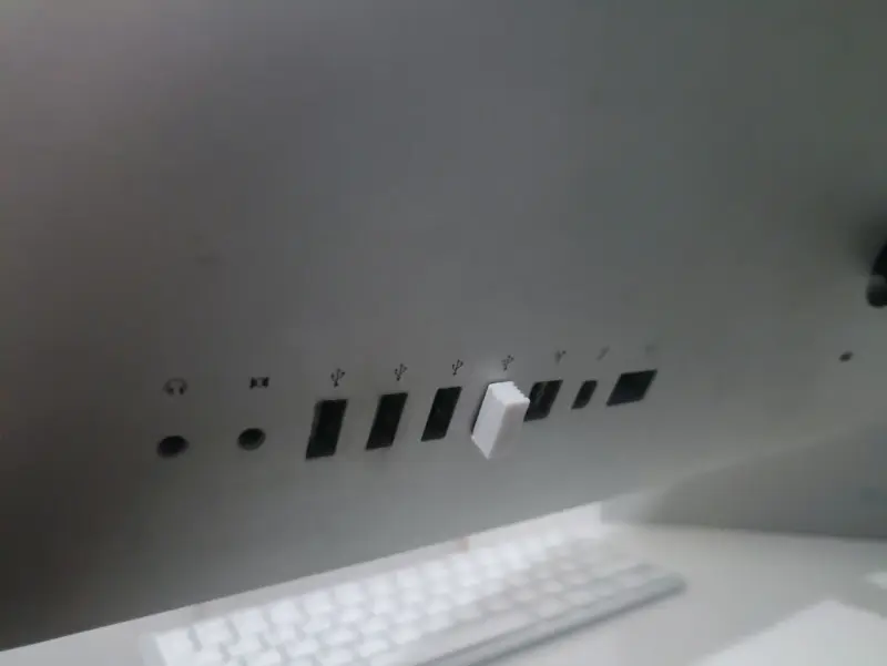iMac con teclado y mouse - 4