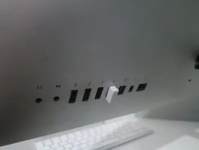 iMac con teclado y mouse - miniatura 4