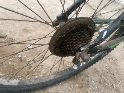 Bicicleta mountain bike verde - miniatura 3