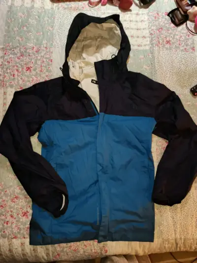 Chaqueta impermeable azul y negra original - miniatura 1