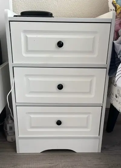 Set de 2 veladores blancos de tres cajones - miniatura 1