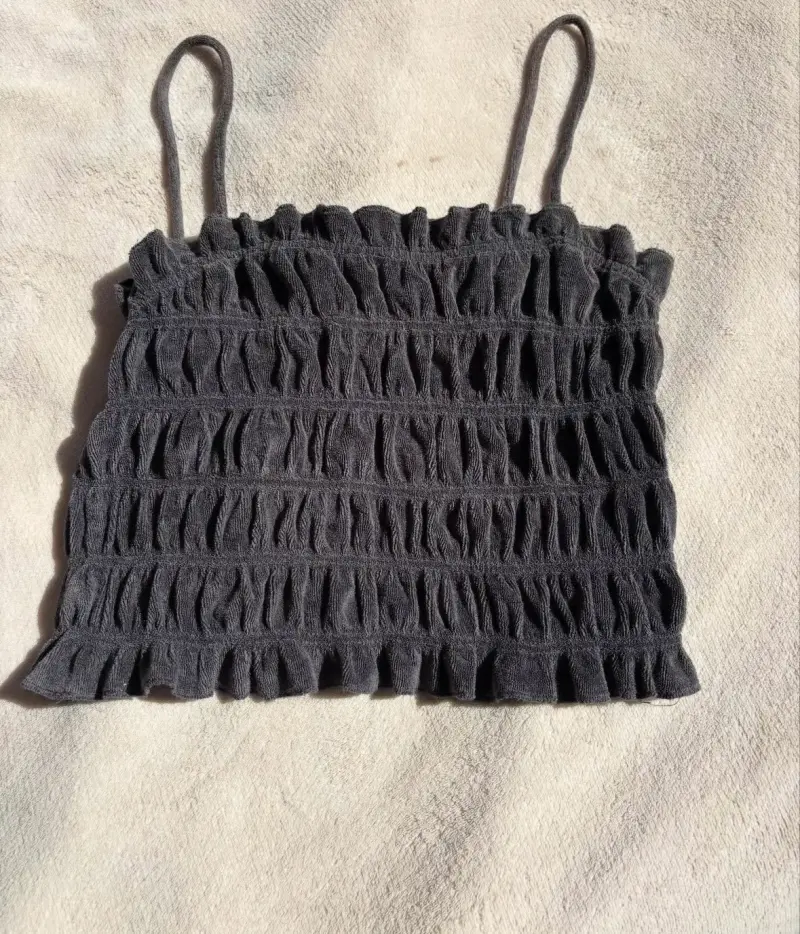 Top gris con tirantes