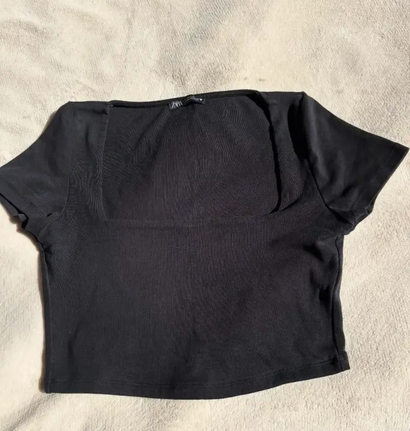 Polera negra zara cuello cuadrado