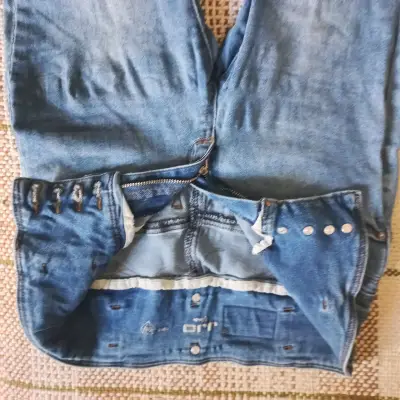 Jeans de mezclilla azul usados - miniatura 1