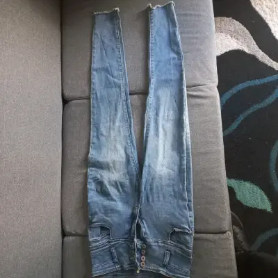 Jeans de mezclilla azul usados - miniatura 3