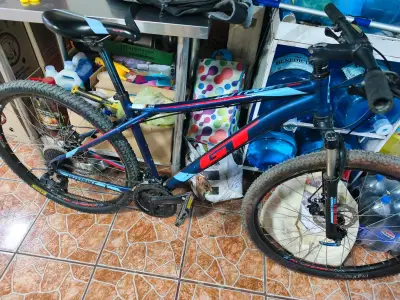 Bicicleta montaña GT azul - miniatura 1