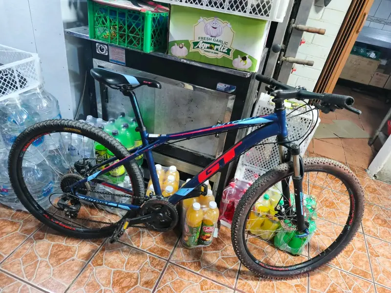 Bicicleta montaña GT azul - 2