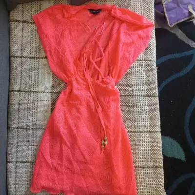 Vestido coral con encaje + Vestido floral y rayado - miniatura 1