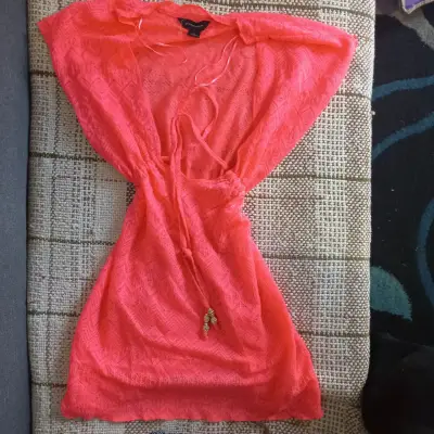 Vestido coral con encaje + Vestido floral y rayado - miniatura 2