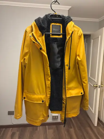 Parka amarilla con chiporro negro - miniatura 1