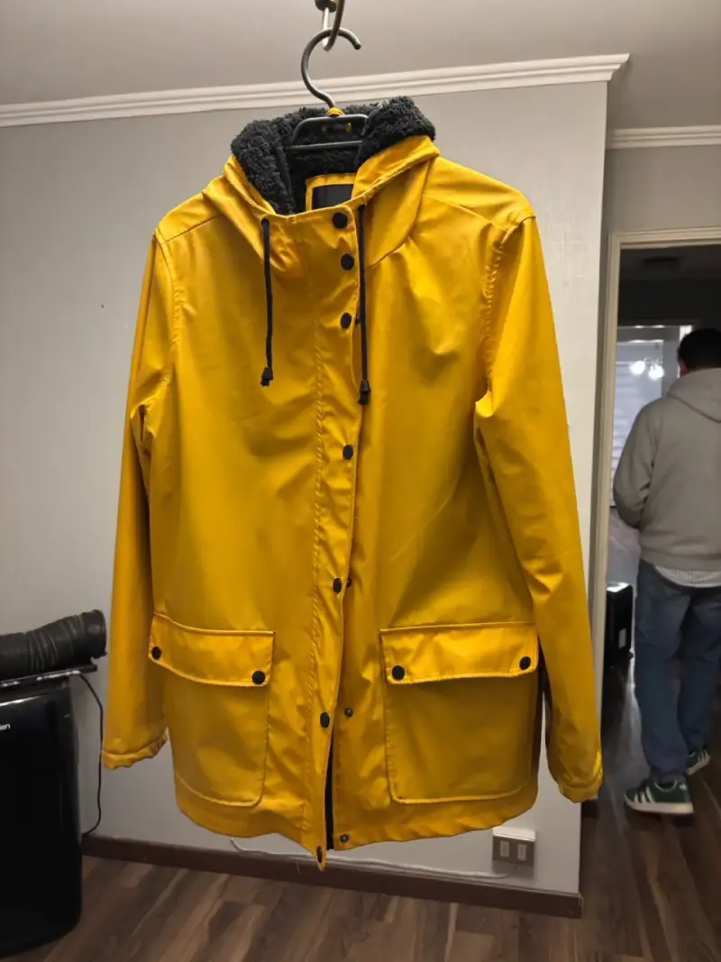 Parka amarilla con chiporro negro - 3