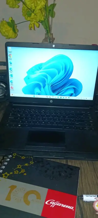 Laptop HP pantalla - miniatura 1