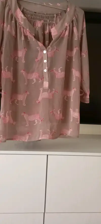 Blusa beige con estampado de leopardos - miniatura 2