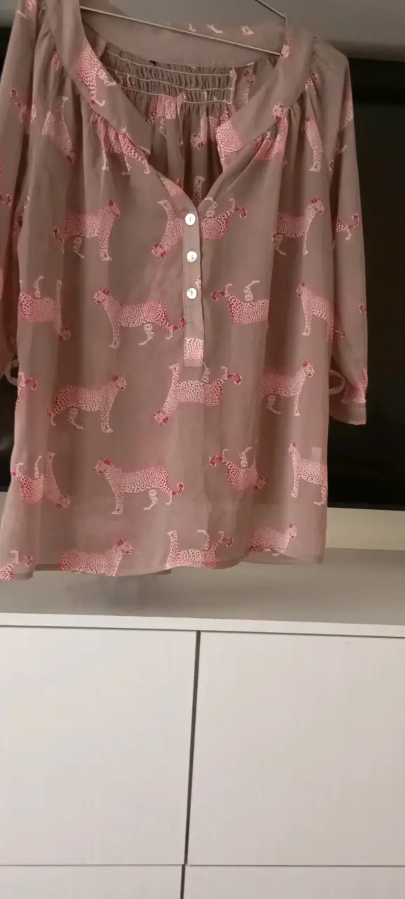 Blusa beige con estampado de leopardos - 3
