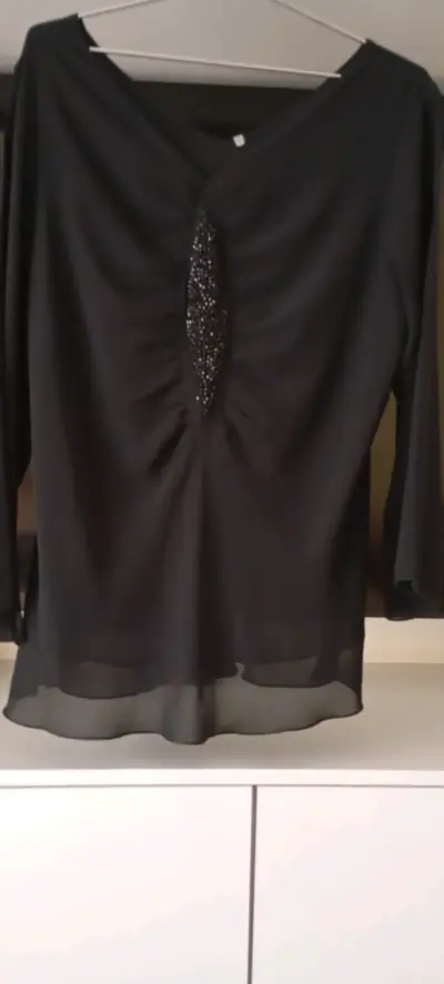 Blusa negra con detalle brillante - miniatura 1
