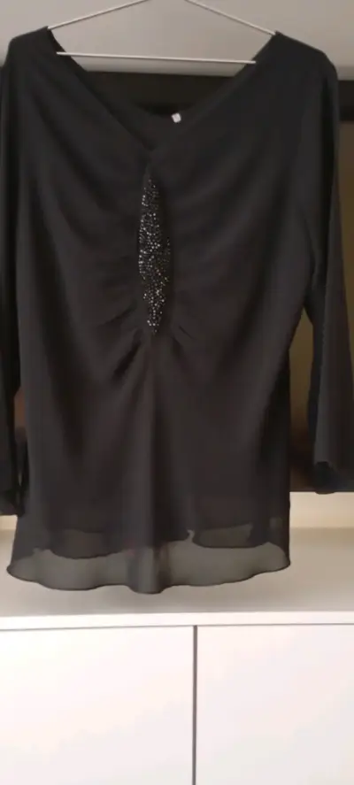 Blusa negra con detalle brillante - miniatura 2