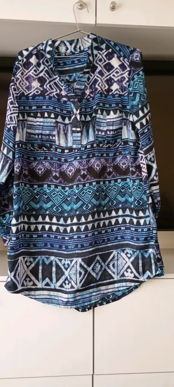 Blusa estampada azul y blanca - 1