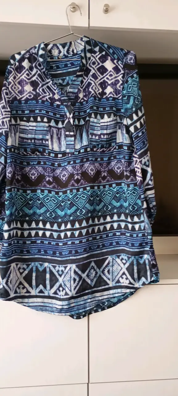 Blusa estampada azul y blanca - 2
