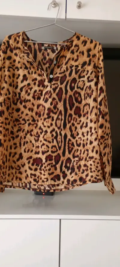 Blusa animal print de botón - miniatura 1