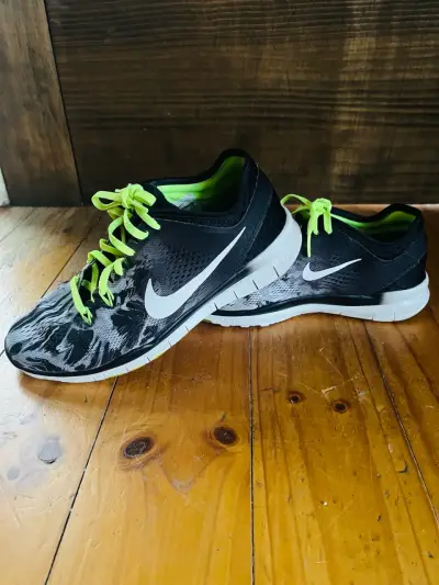 Zapatillas deportivas negras y verdes - miniatura 1