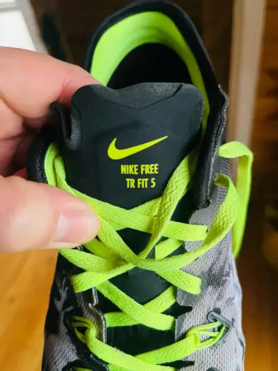 Zapatillas deportivas negras y verdes - miniatura 2