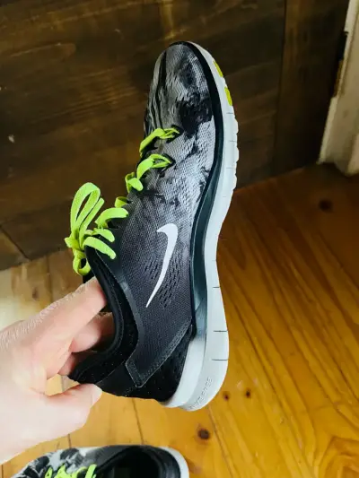 Zapatillas deportivas negras y verdes - miniatura 5