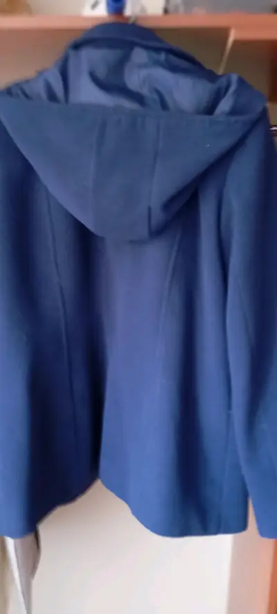 Abrigo azul con capucha - miniatura 1