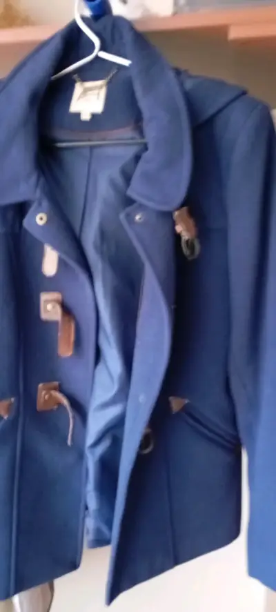 Abrigo azul con capucha - miniatura 2