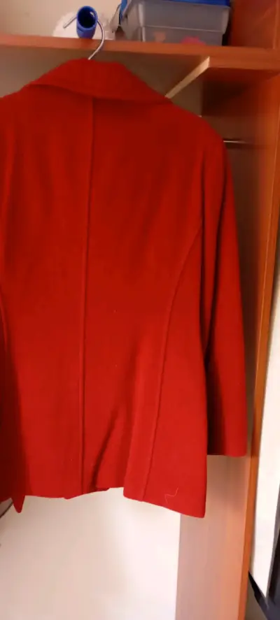 Abrigo de color rojo elegante - miniatura 1