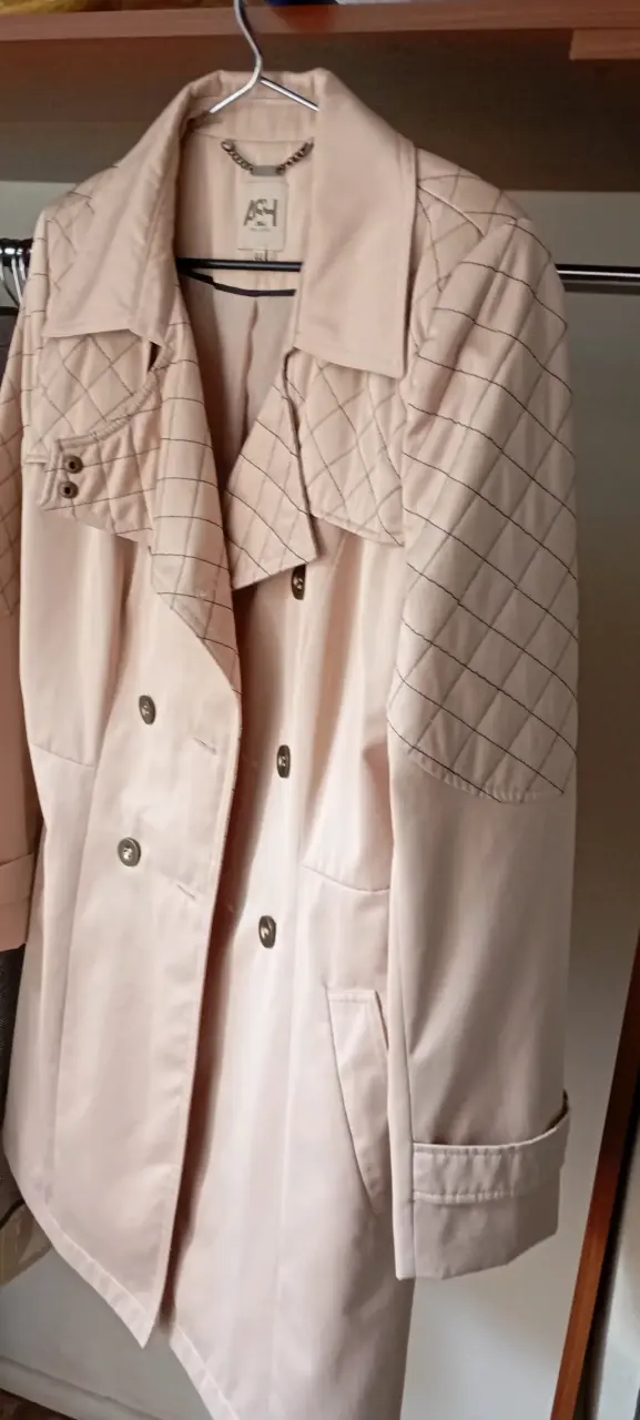 Abrigo beige con costuras decorativas - 2