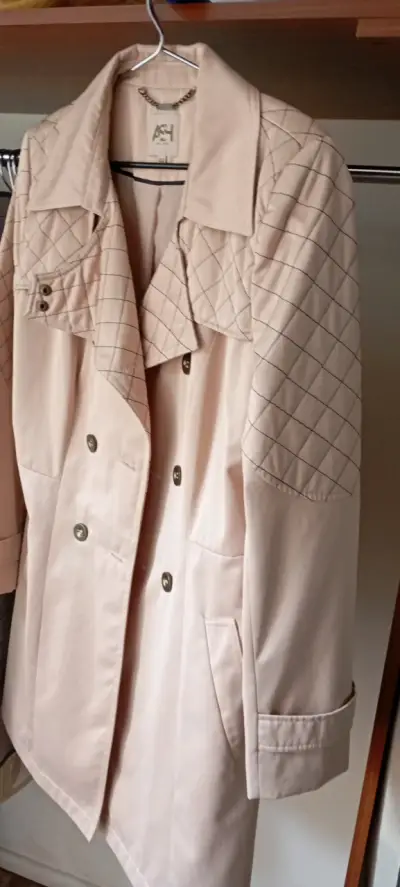 Abrigo beige con costuras decorativas - miniatura 2