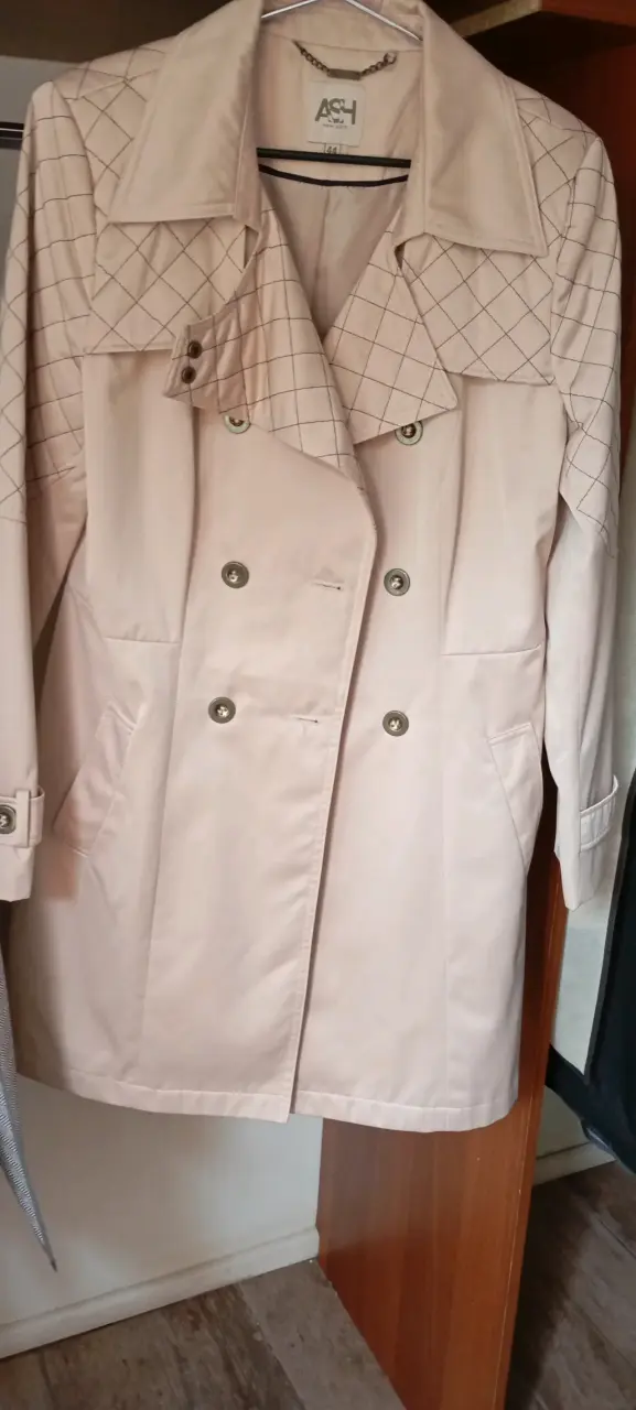 Abrigo beige con costuras decorativas - 3