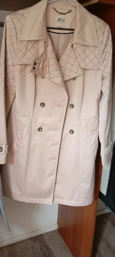 Abrigo beige con costuras decorativas - miniatura 3