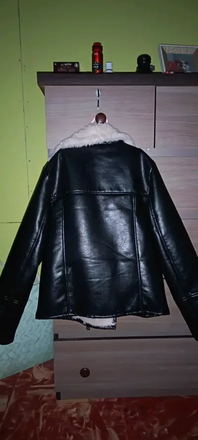 Chaqueta negra con forro y polar por dentro - miniatura 4