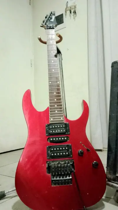 Guitarra eléctrica roja con amplificador - miniatura 2