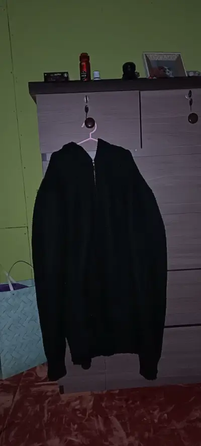 Polerom negra con capucha - miniatura 1