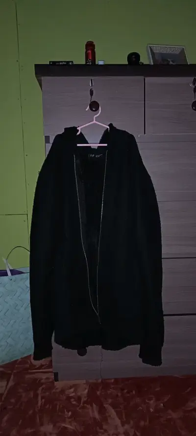 Polerom negra con capucha - miniatura 2