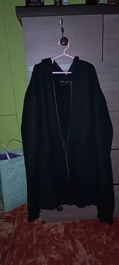 Polerom negra con capucha - miniatura 3