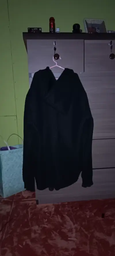 Polerom negra con capucha - miniatura 4