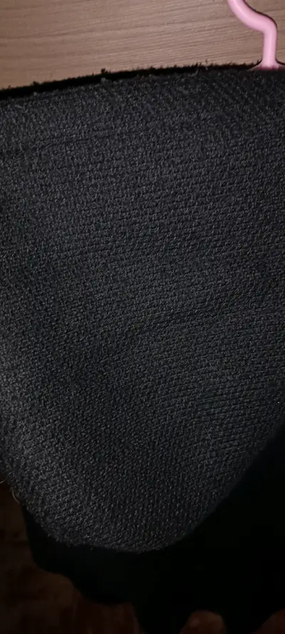 Polerom negra con capucha - miniatura 6