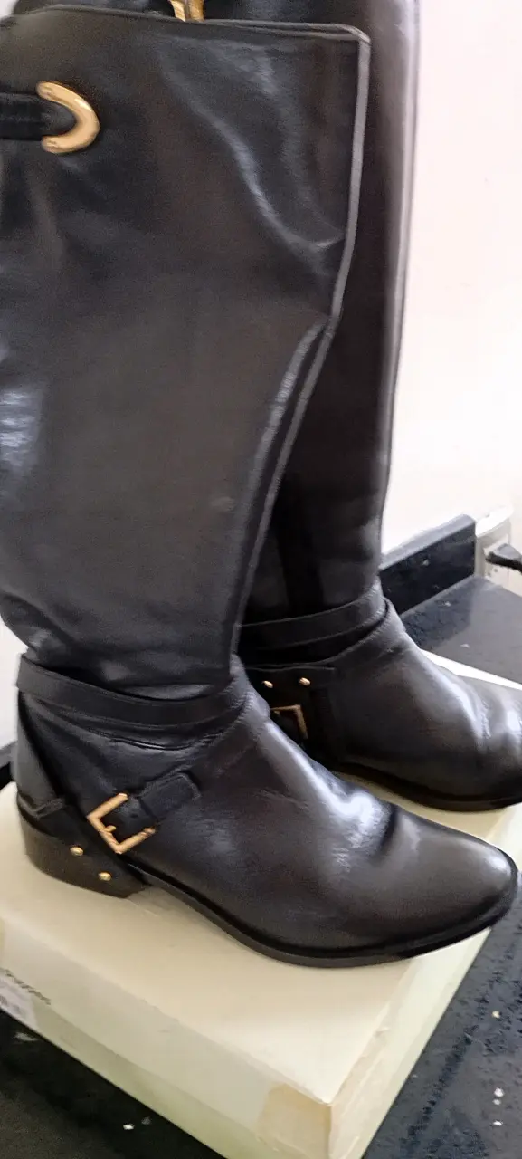 Botas negras de cuero con hebillas - 2