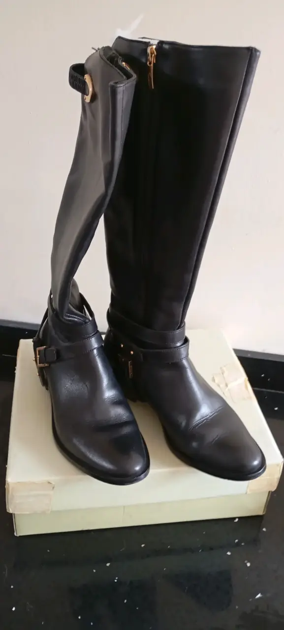 Botas negras de cuero con hebillas - 4