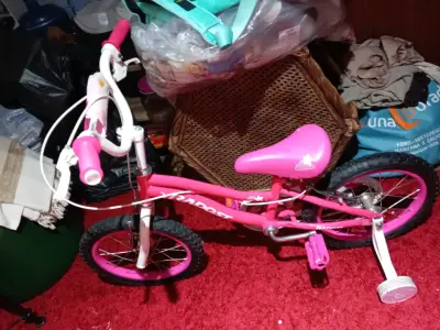 Bicicleta infantil rosada con ruedas - miniatura 1